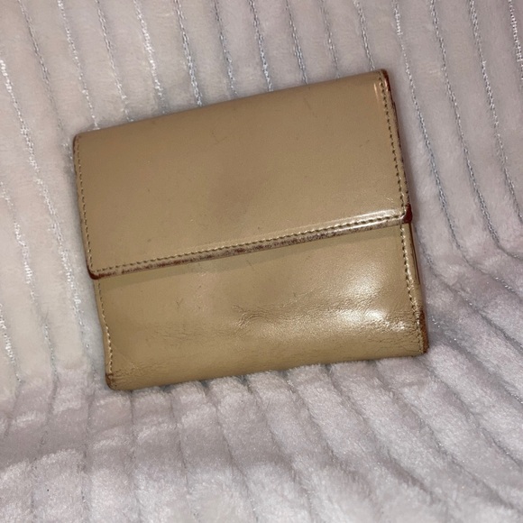 Gucci🌹🌹🌹 Beige Leather Wallet with Silver Hardware - Picture 7 of 9